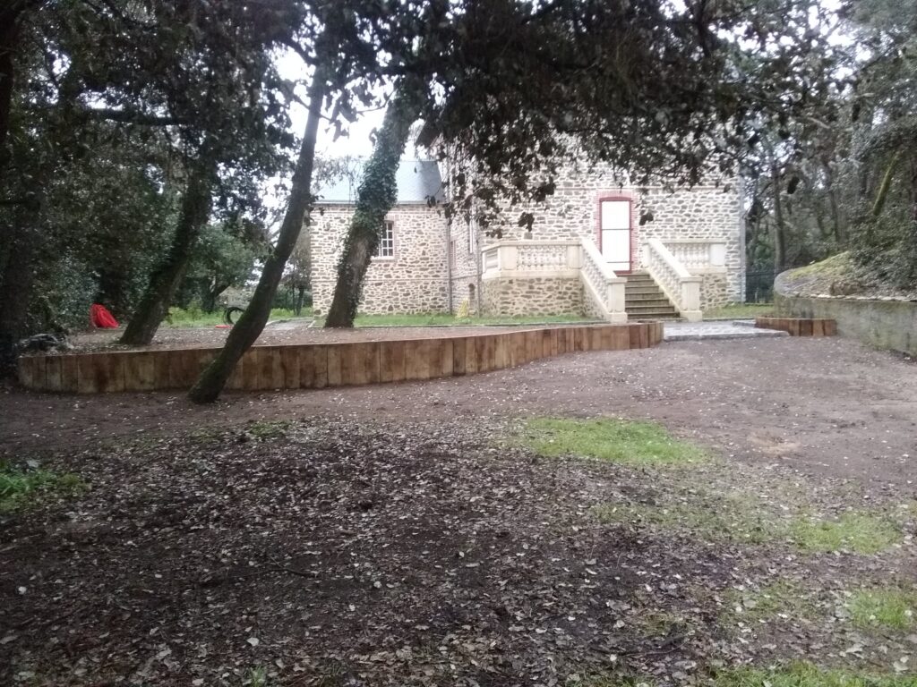 LOREE DU BOIS Creation Jardin Noirmoutier Deco En Traverses De Chene 1